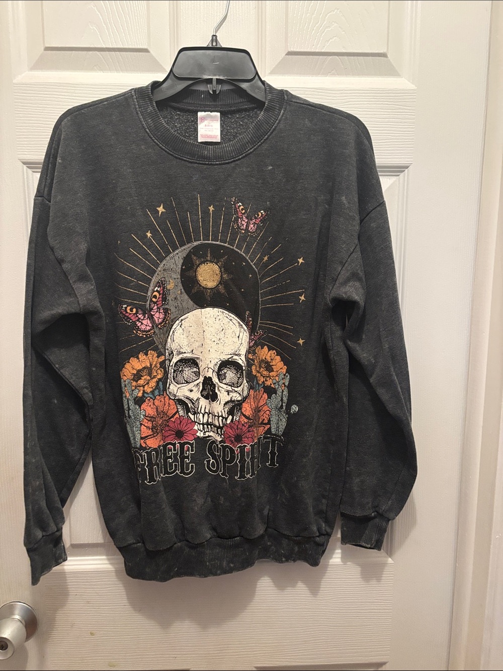 Free Spirit Skull Graphic Crewneck Sweater - Black
